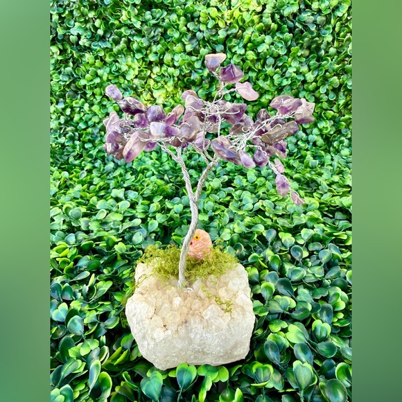 Parrot carving on Amethyst Tree - Picture 7 of 8